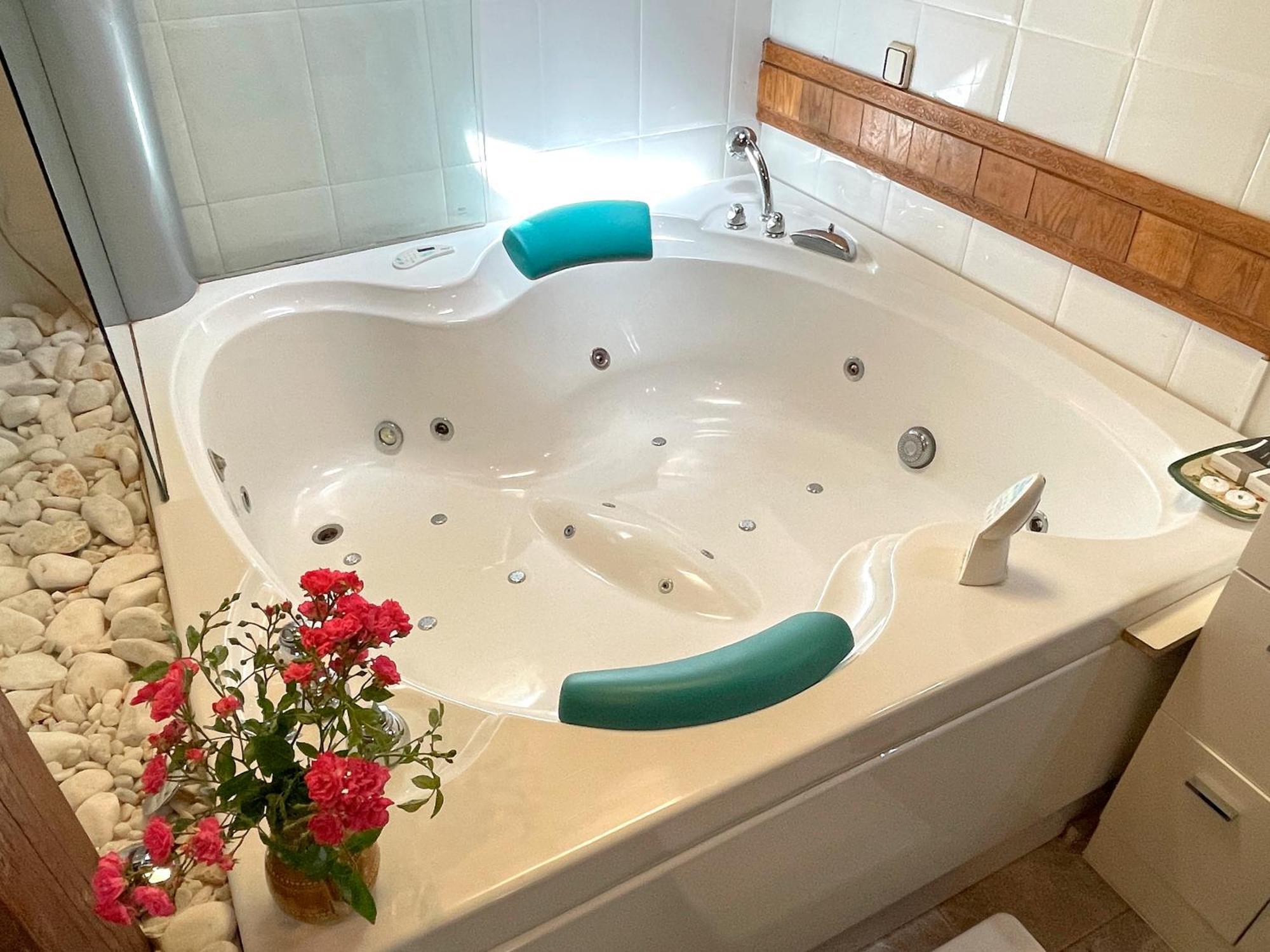 Hotel Peruskenea Jaunsaras Kültér fotó