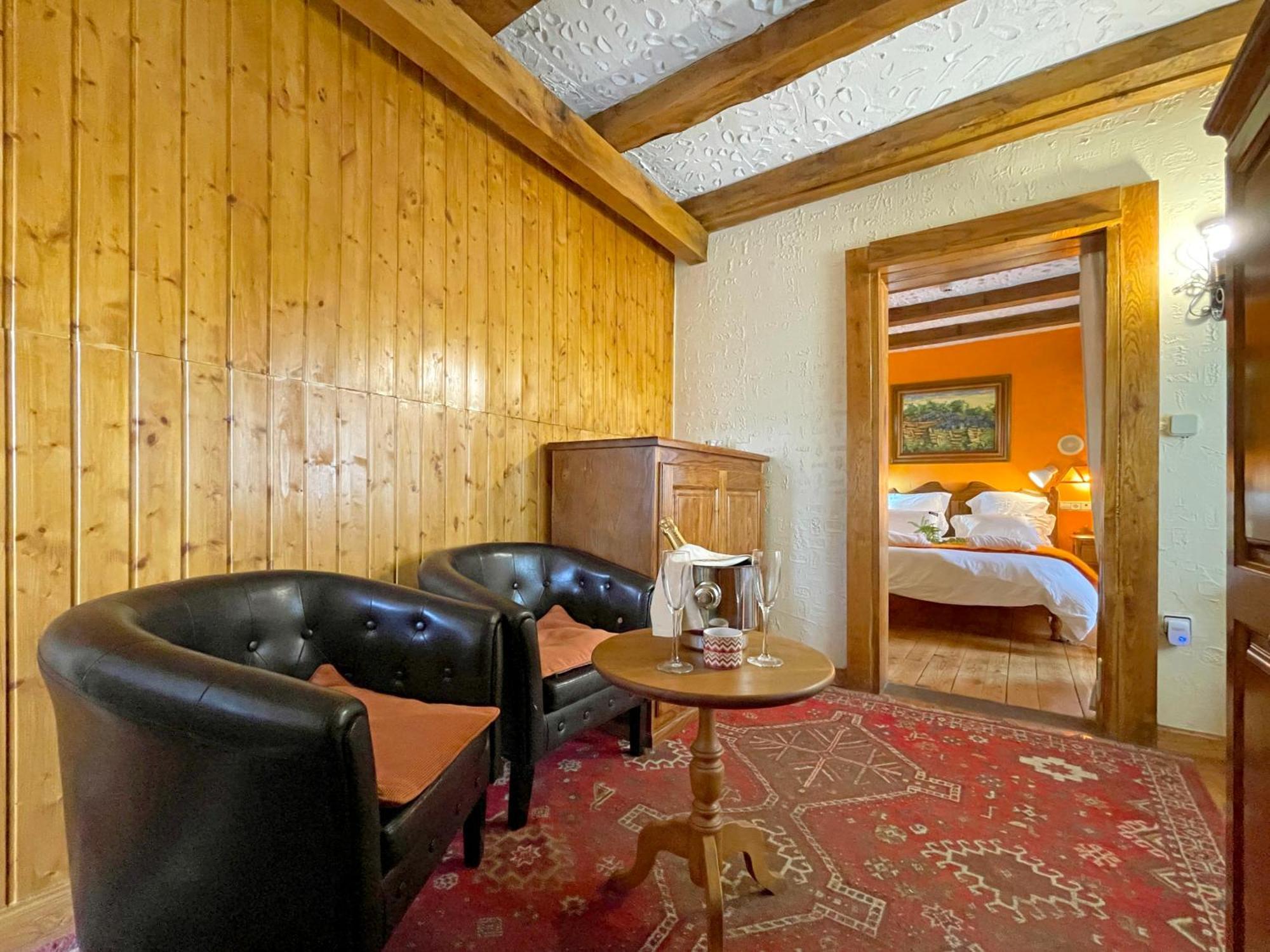 Hotel Peruskenea Jaunsaras Kültér fotó