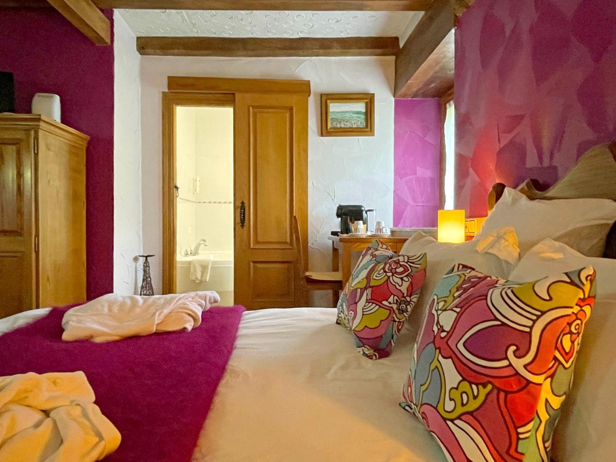 Hotel Peruskenea Jaunsaras Kültér fotó